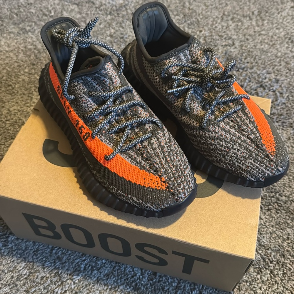Yeezy Boost 350 V2
Solred
